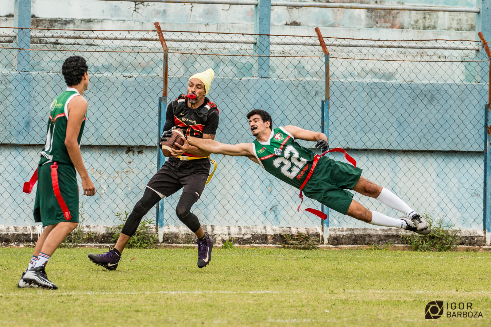 Quais os equipamentos necessários para jogar futebol americano