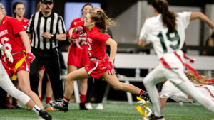 Garotas adolescentes jogando flag football